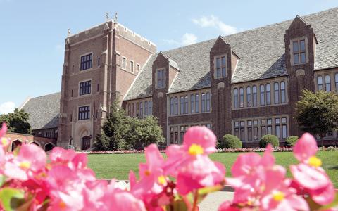 Wide shot of the Old Main building on Ƶapp campus