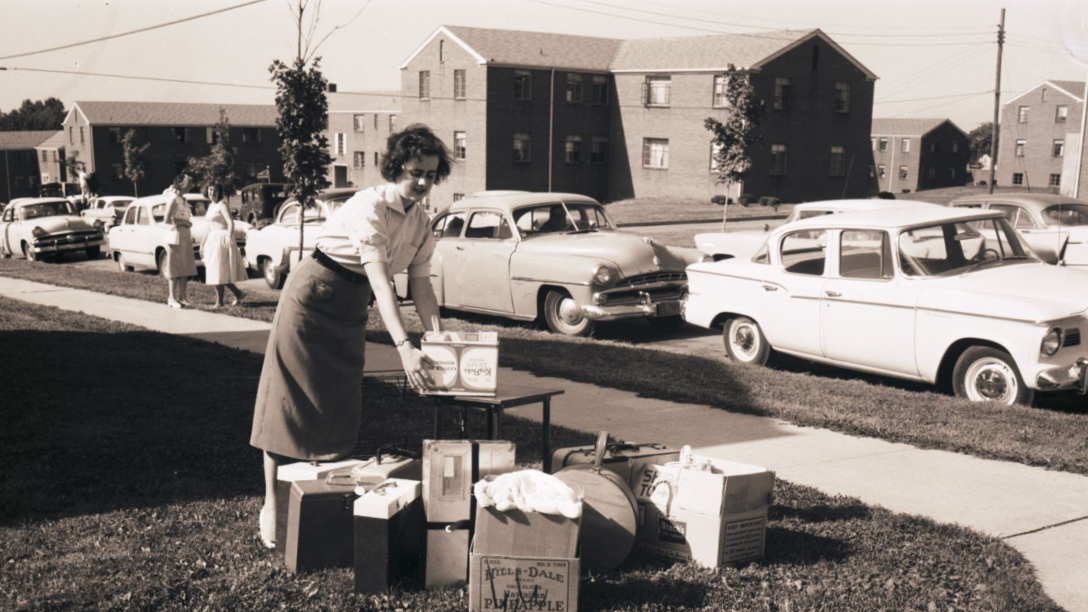 a female Ƶapp outside mercyhurst college on move-in day archives photo