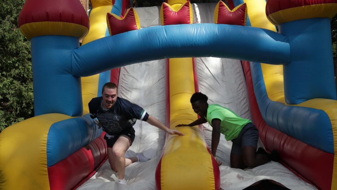 Ƶapps on inflatable slide race